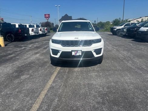 Used 2023 Jeep Grand Cherokee Laredo AWD/4WD image 3