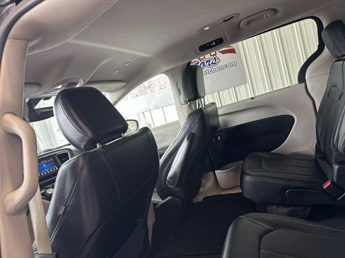 Used 2018 Chrysler Pacifica Touring-L FWD image 14