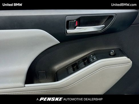 Used 2020 Toyota Highlander XLE FWD image 3