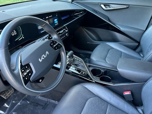 Used 2023 Kia Niro SX Touring image 7