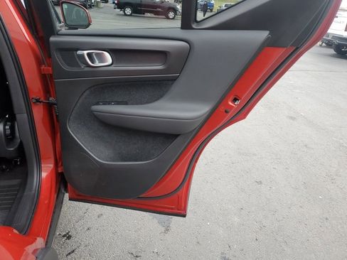 Used 2021 Volvo XC40 T5 Momentum w/ Climate Package image 30