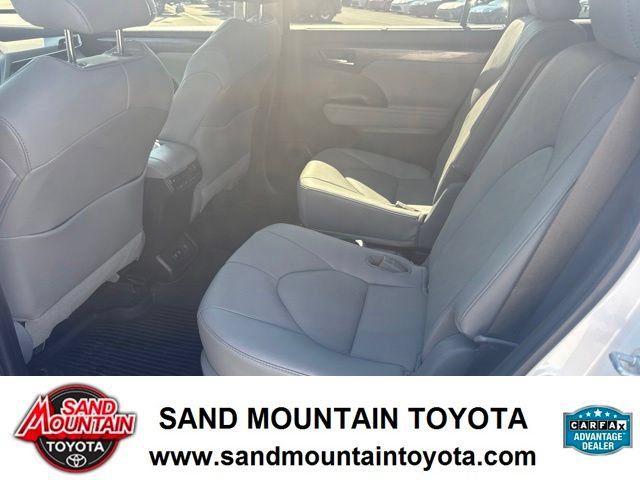 Used 2021 Toyota Highlander Platinum FWD image 13
