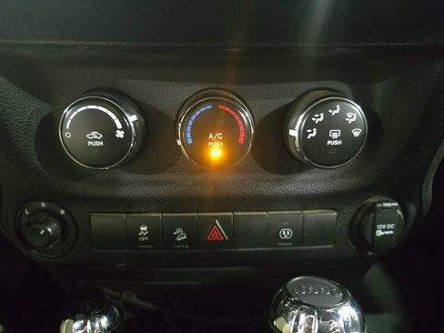 Used 2015 Jeep Wrangler Unlimited Sahara w/ Connectivity Group AWD/4WD image 23
