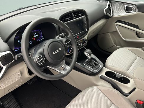 Used 2025 Kia Soul LX w/ LX Technology Package FWD image 13