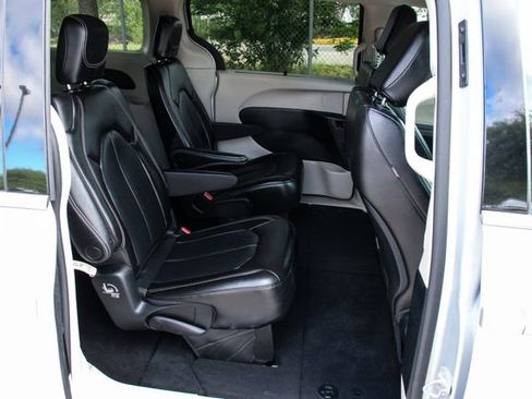 Used 2023 Chrysler Pacifica Touring-L image 34