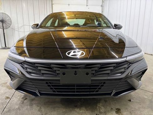 Used 2025 Hyundai Elantra Sport FWD image 2