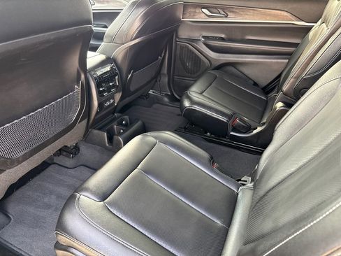 Used 2024 Jeep Grand Cherokee L Limited w/ Luxury Tech Group II image 17