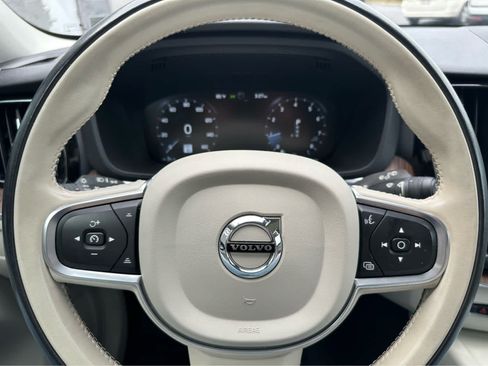 Used 2021 Volvo XC60 T5 Momentum w/ Premium Package AWD/4WD image 14