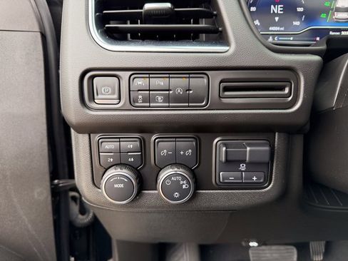 Used 2023 Chevrolet Suburban RST w/ Sport Performance Package image 8