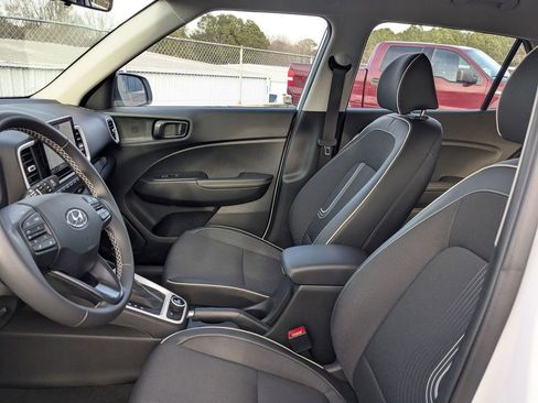 Used 2025 Hyundai Venue Limited image 20