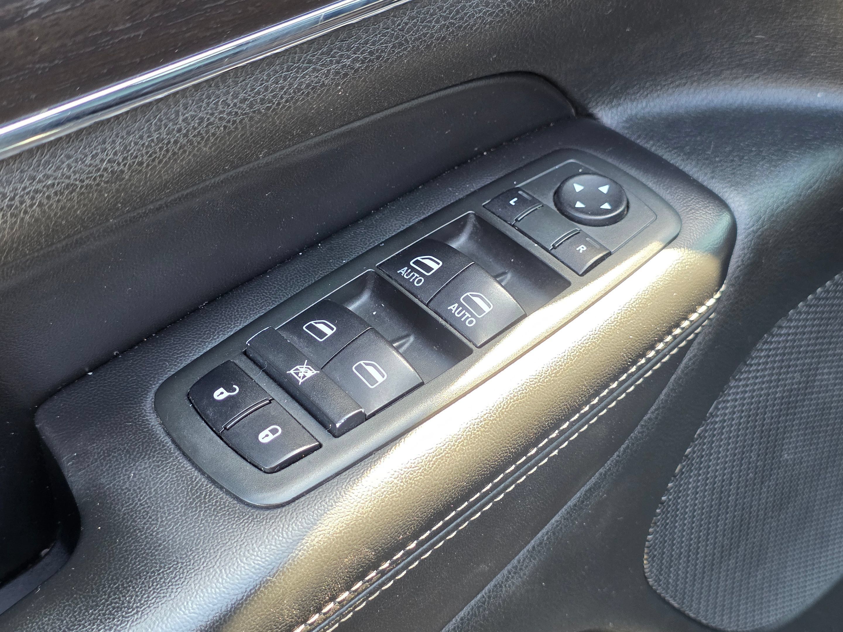 Used 2014 Jeep Grand Cherokee Limited w/ Luxury Group II RWD image 25