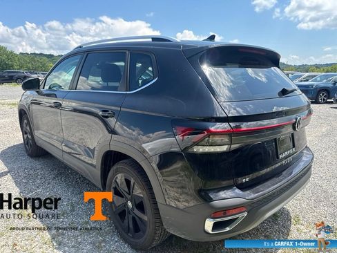 Used 2025 Volkswagen Taos SE w/ Panoramic Sunroof Package FWD image 3
