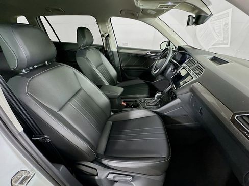 Used 2024 Volkswagen Tiguan SE image 35