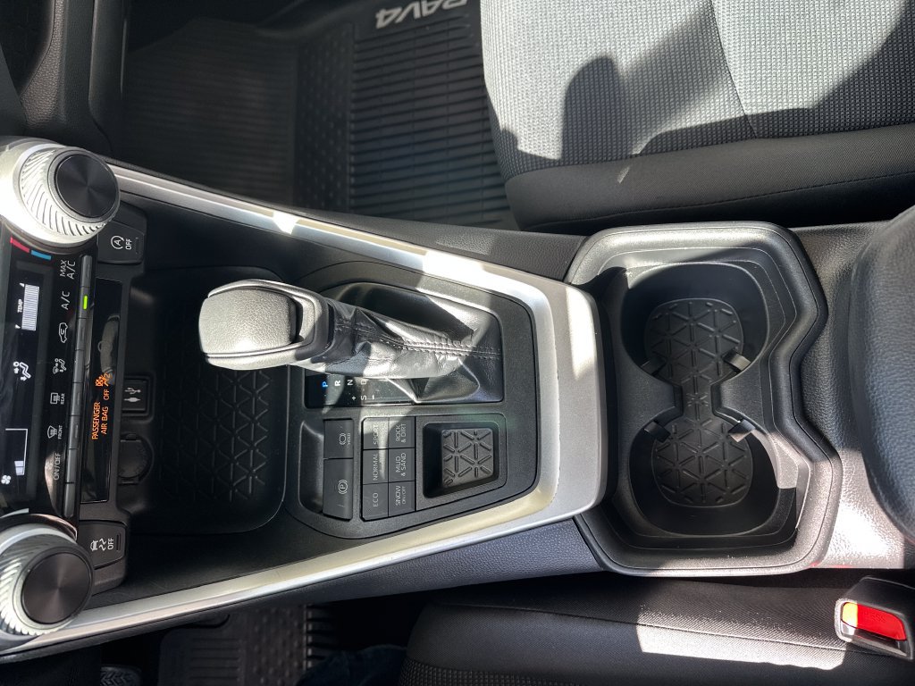 Used 2019 Toyota RAV4 LE AWD/4WD image 18