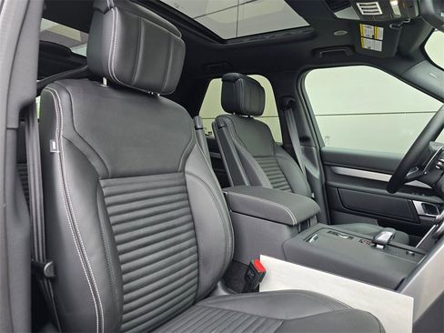 New 2025 Land Rover Discovery Dynamic SE image 32