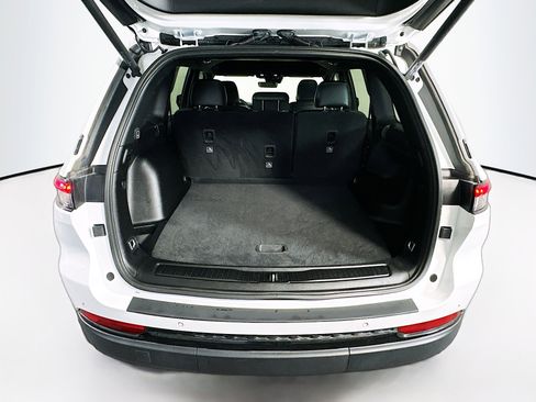 Used 2025 Jeep Grand Cherokee Altitude image 30