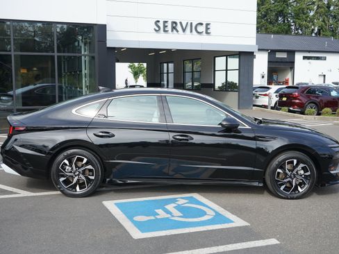 Used 2025 Hyundai Sonata SEL FWD image 2
