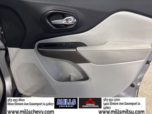 Used 2021 Jeep Cherokee Latitude Plus AWD/4WD image 17