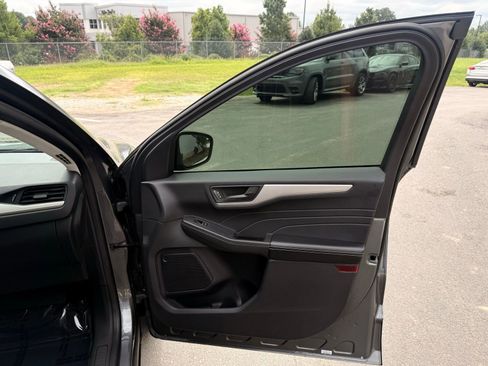 Used 2022 Ford Escape SE w/ Cold Weather Package image 23