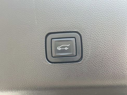 Used 2022 Chevrolet Traverse LT image 12