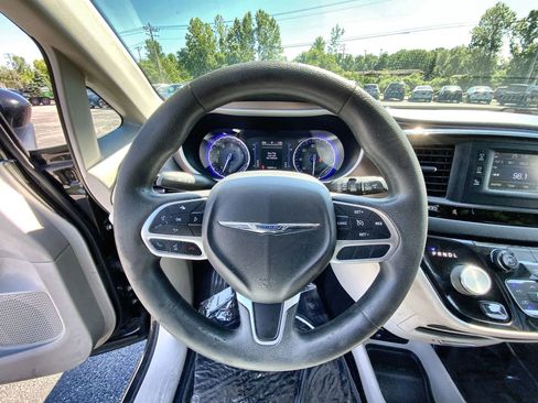 Used 2017 Chrysler Pacifica LX w/ Tire & Wheel Group FWD image 11