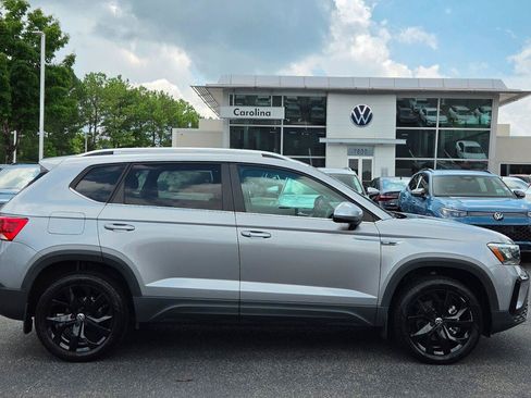 Certified 2023 Volkswagen Taos SE w/ Panoramic Sunroof Package FWD image 7