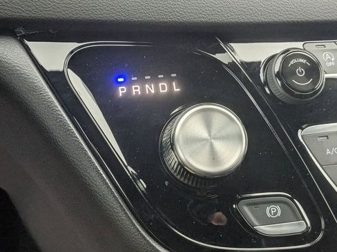 Used 2026 Chrysler Pacifica Select image 24