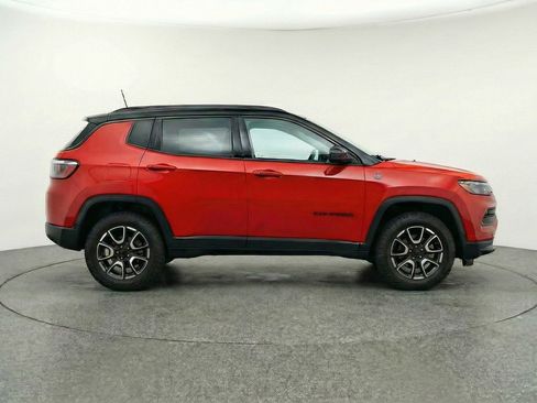 Used 2025 Jeep Compass Trailhawk AWD/4WD image 11