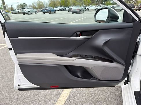 Used 2021 Toyota Camry LE image 10