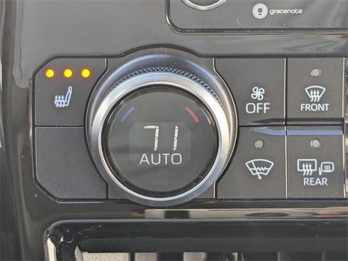 Used 2020 Toyota Highlander XLE image 29