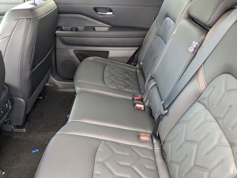 New 2026 Nissan Pathfinder Platinum FWD image 25