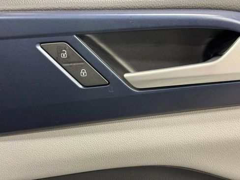 Used 2022 Volkswagen Taos SE w/ Panoramic Sunroof Package FWD image 25