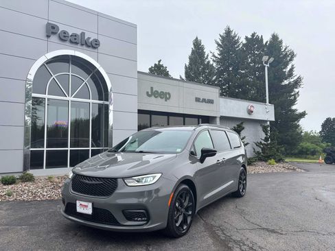 Used 2025 Chrysler Pacifica Limited FWD image 1