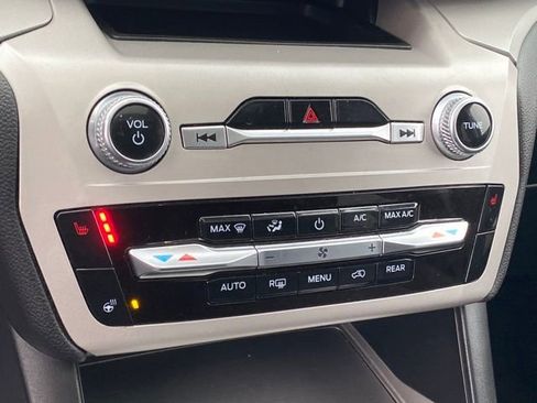 Used 2023 Ford Explorer XLT image 12