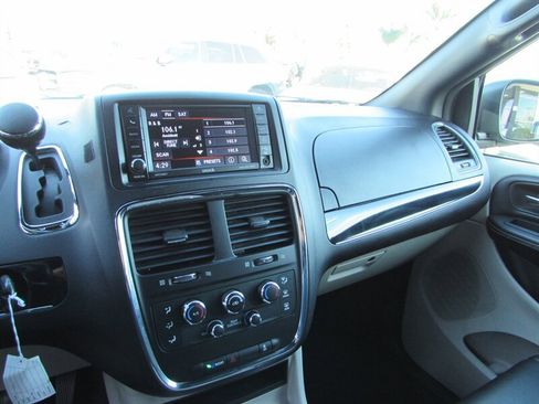 Used 2019 Dodge Grand Caravan SXT image 11