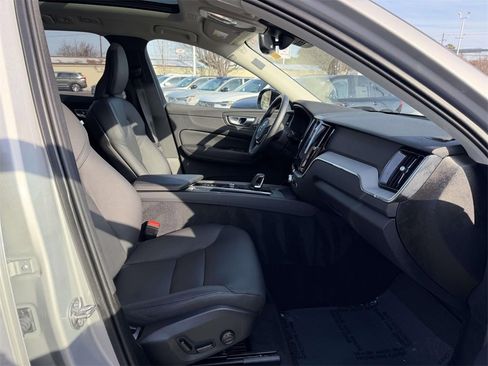 Used 2025 Volvo XC60 B5 Plus image 12