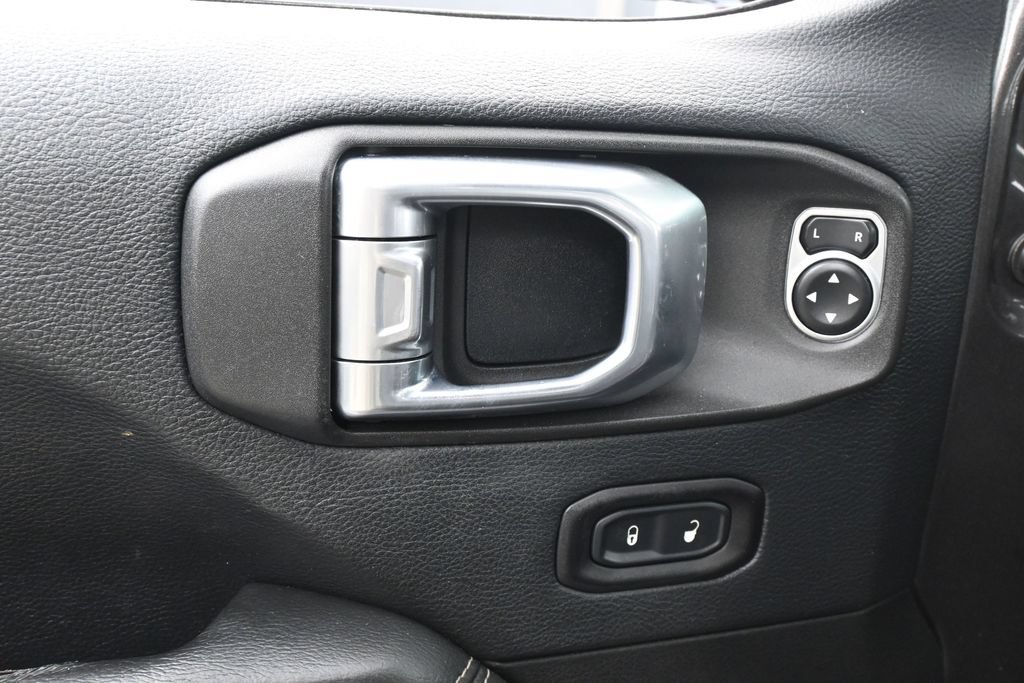 Used 2018 Jeep Wrangler Unlimited Sahara AWD/4WD image 14