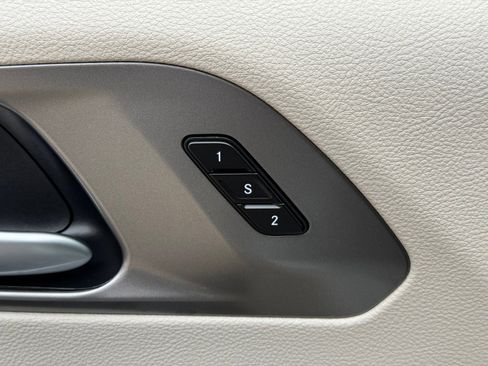 Used 2024 Chrysler Pacifica Touring-L image 8