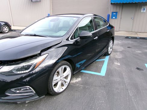 Used 2017 Chevrolet Cruze Premier image 2