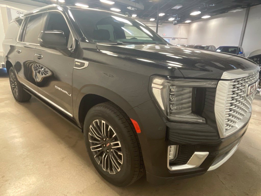 Used 2021 GMC Yukon XL Denali w/ Denali Premium Package AWD/4WD image 4