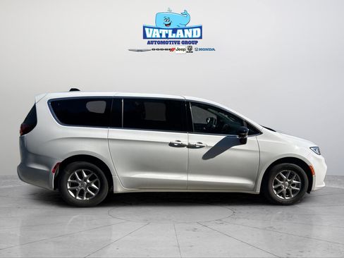 New 2026 Chrysler Pacifica Select image 6