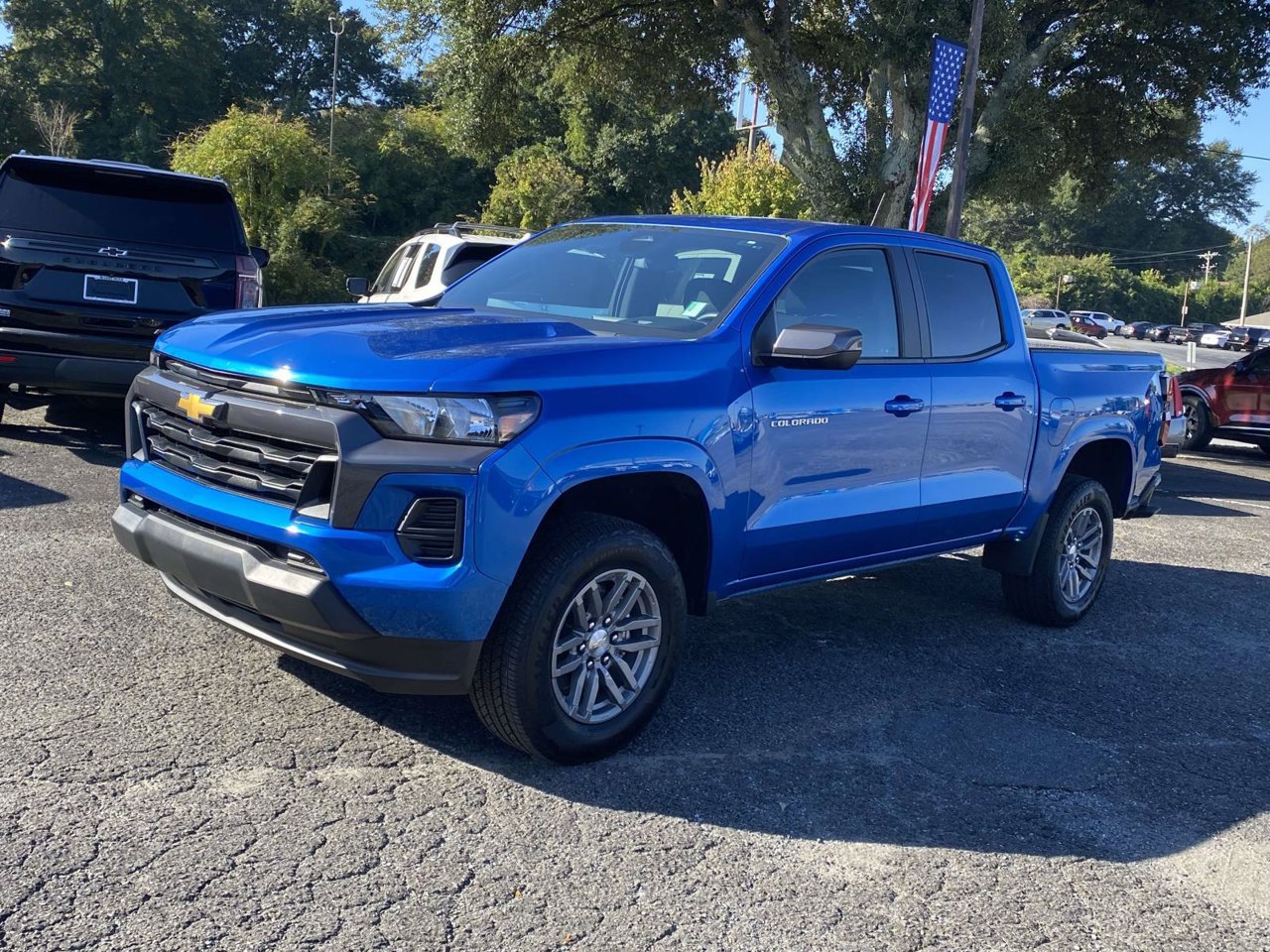 Used 2024 Chevrolet Colorado LT RWD image 3