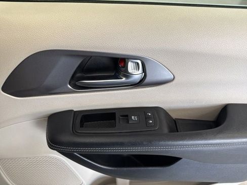 Used 2023 Chrysler Pacifica Touring-L FWD image 48