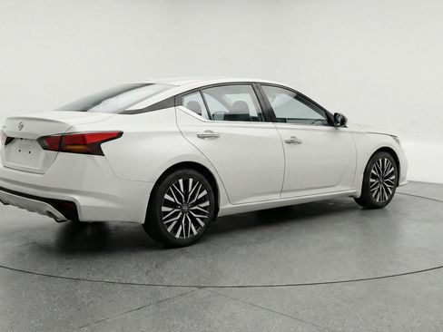 Used 2025 Nissan Altima 2.5 SV image 9