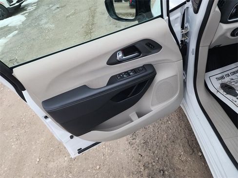 Used 2024 Chrysler Pacifica Touring-L image 18