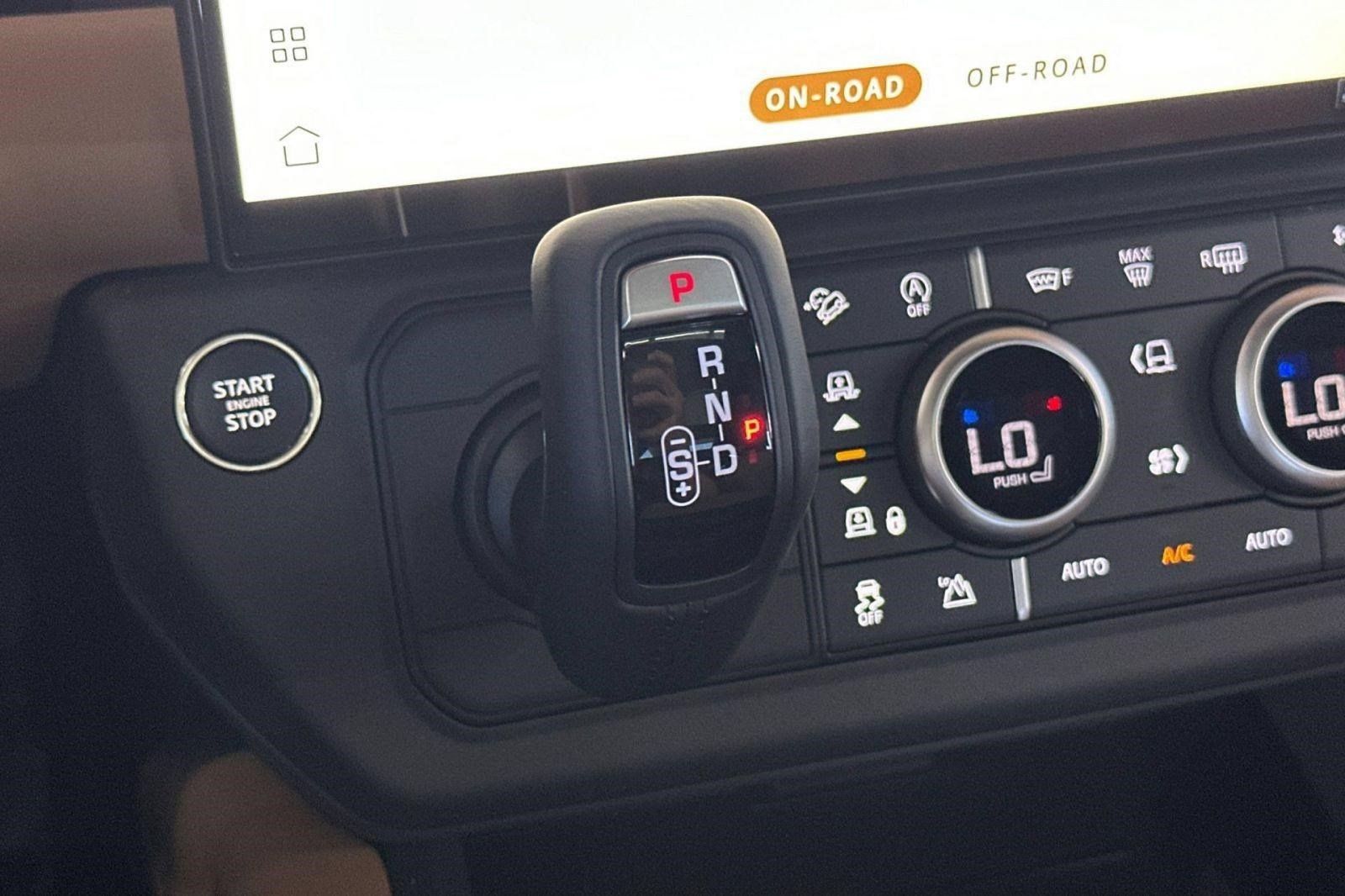 New 2026 Land Rover Defender 110 X-Dynamic SE AWD/4WD image 17