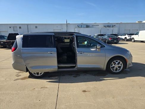 Used 2017 Chrysler Pacifica Touring-L w/ Tire & Wheel Group FWD image 13