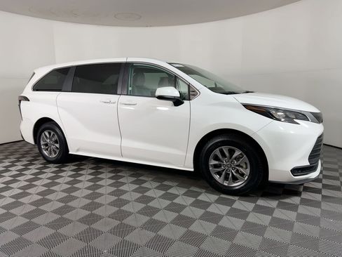 Used 2024 Toyota Sienna LE image 5