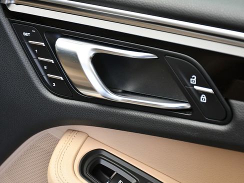 Certified 2023 Porsche Macan AWD/4WD image 27