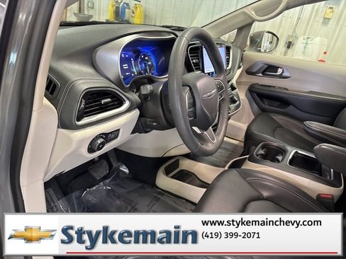 Used 2022 Chrysler Pacifica Touring-L image 36